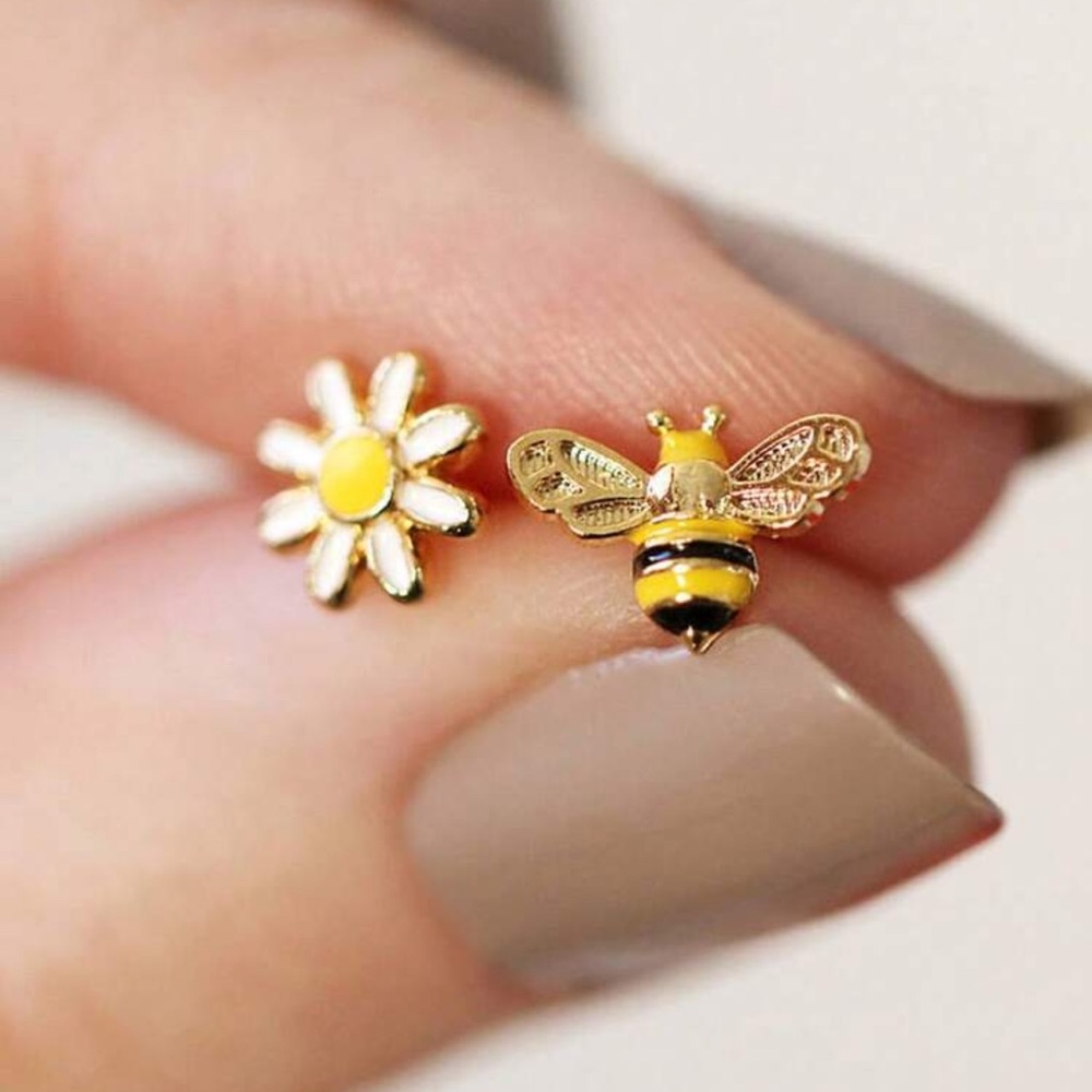 New! Bee & Daisy Post Earrings (2010) NWOT